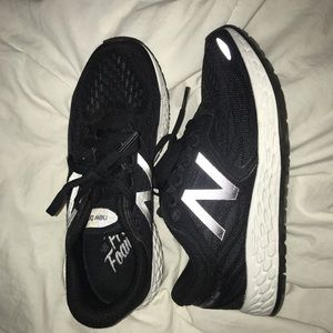 New balance black and white tennis shoes